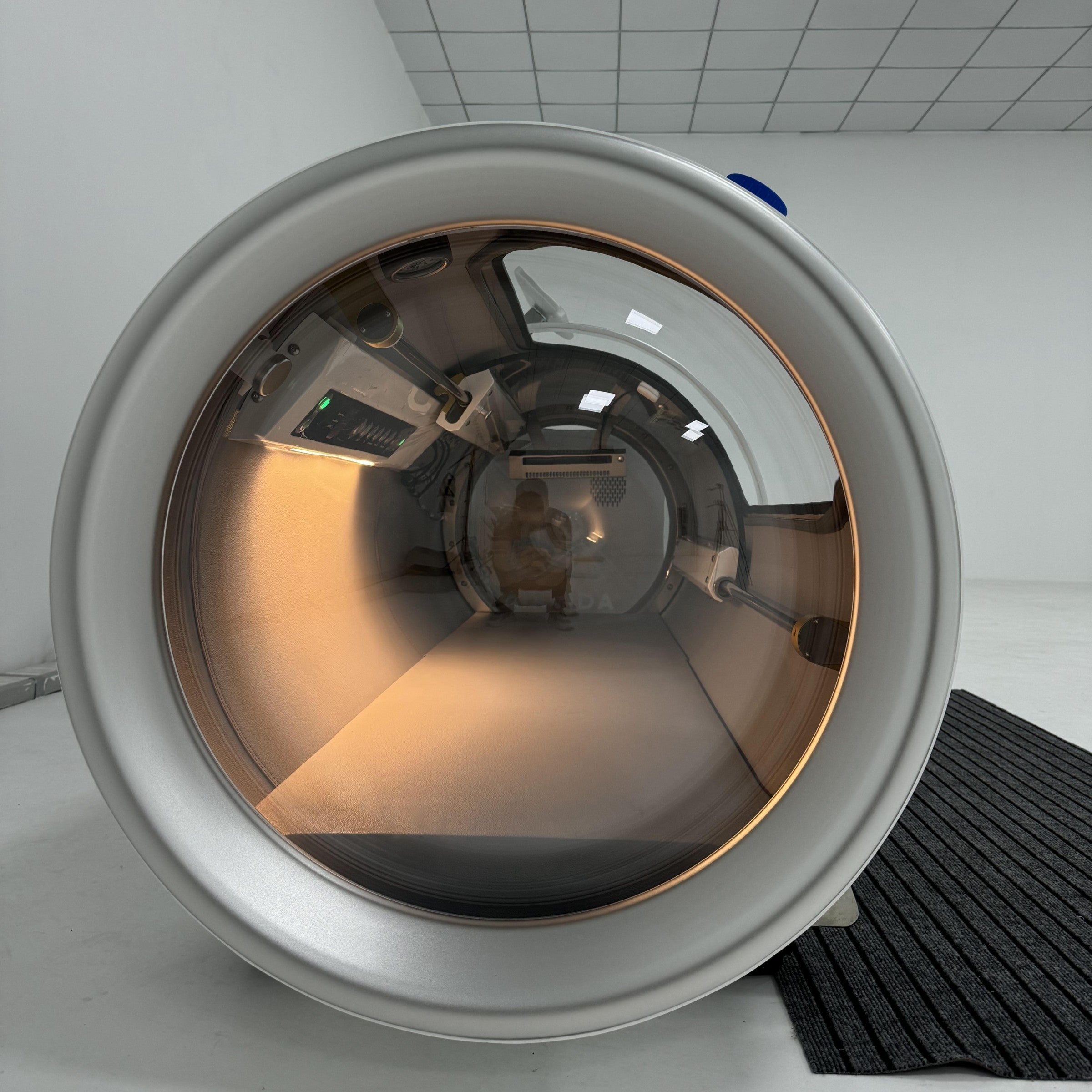 Airvida Ultra 36 2.0 ATA (89" x 36") Hard Shell Lying Hyperbaric Chamber