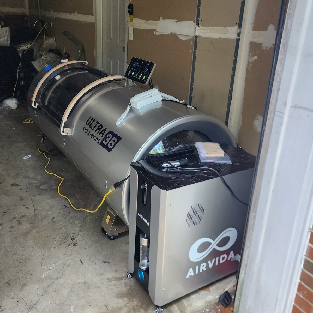 Airvida Ultra 36 2.0 ATA (89" x 36") Hard Shell Lying Hyperbaric Chamber